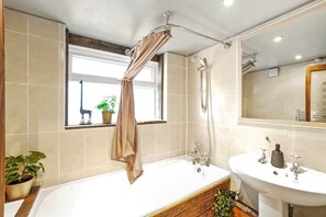 Hair dryer, towels, soap, toilet paper - Stylish cottage in West Ealing. Business and leisure. Close to Crossrail station (London)