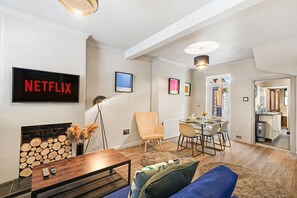 TV - Stylish cottage in West Ealing. Business and leisure. Close to Crossrail station (London)