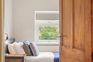 2 habitaciones, tabla de planchar con plancha, wifi y ropa de cama 