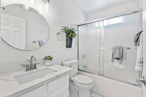 Een douche, handdoeken, zeep, shampoo