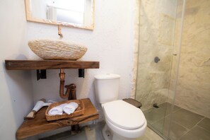Comfort Room | Bathroom | Shower, rainfall showerhead, designer toiletries, hair dryer - Viveka Experience (Medellín)