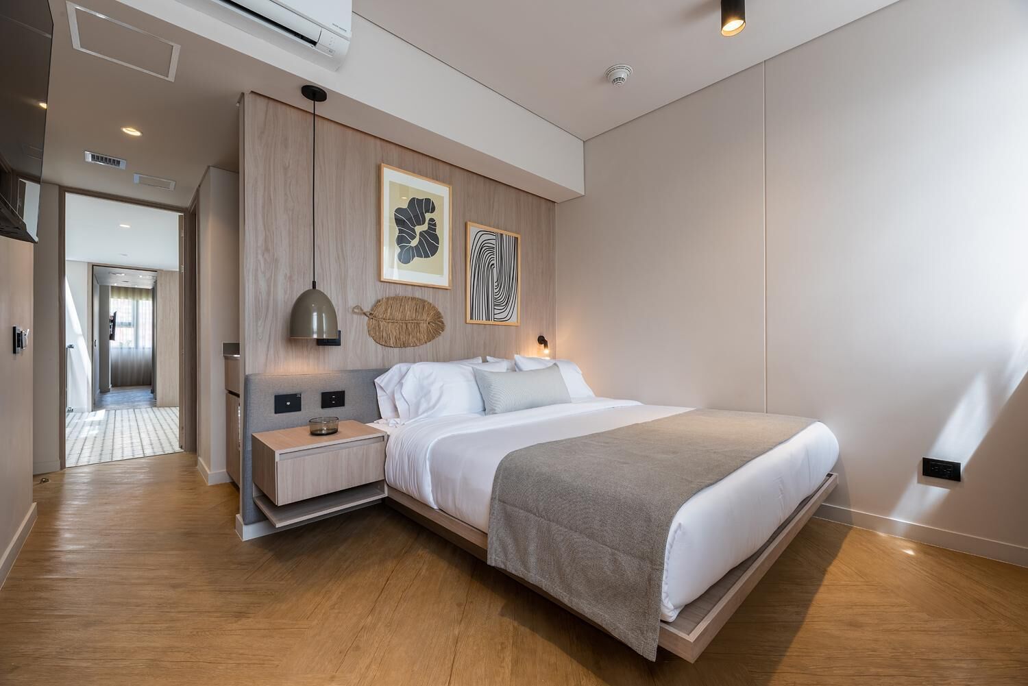 高档床上用品、迷你吧、客房内保险箱、笔记本电脑工作区