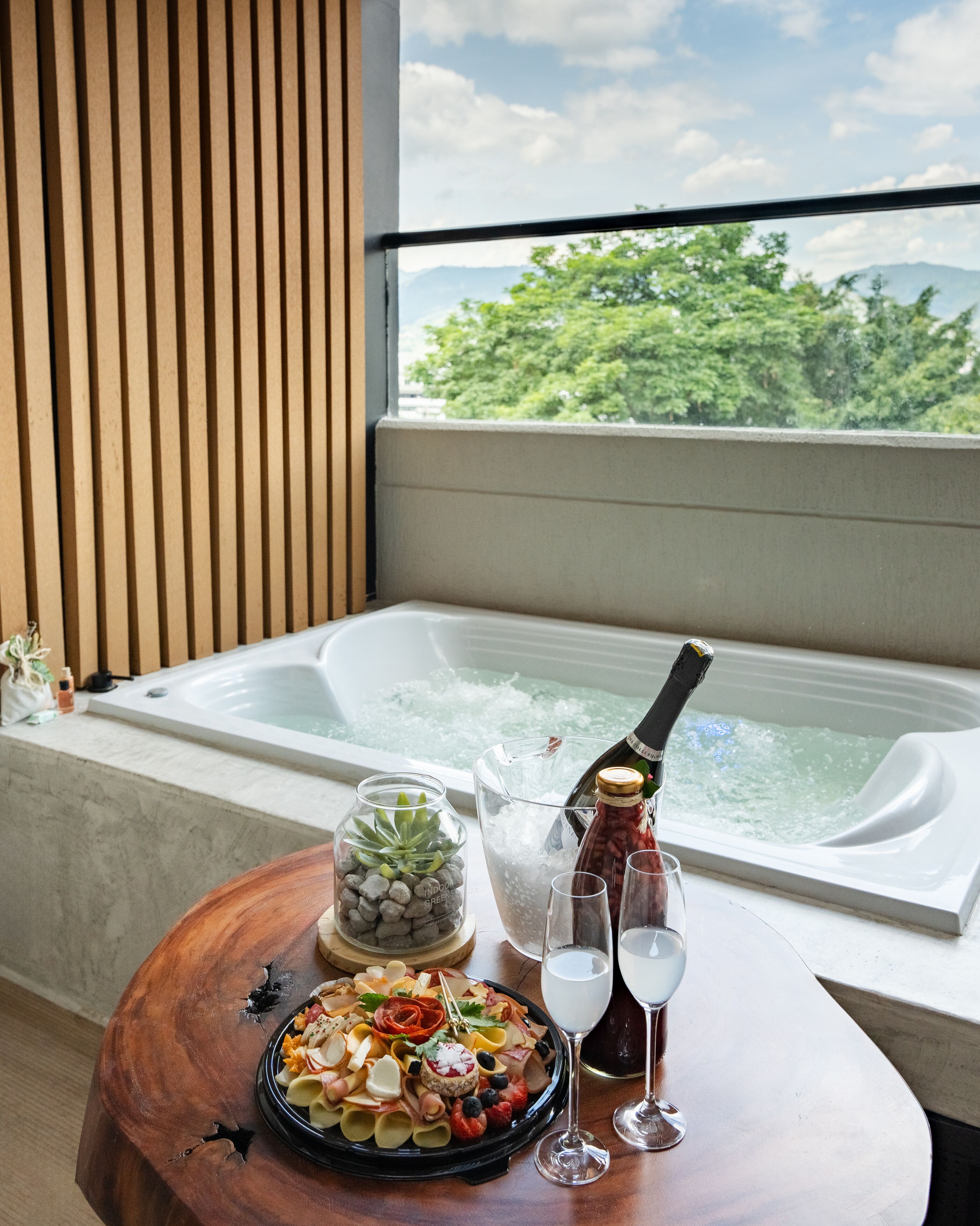 50-Zoll-Flachbildfernseher mit Kabelempfang