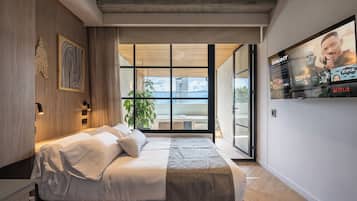 Minibar, in-room safe, laptop workspace, blackout curtains