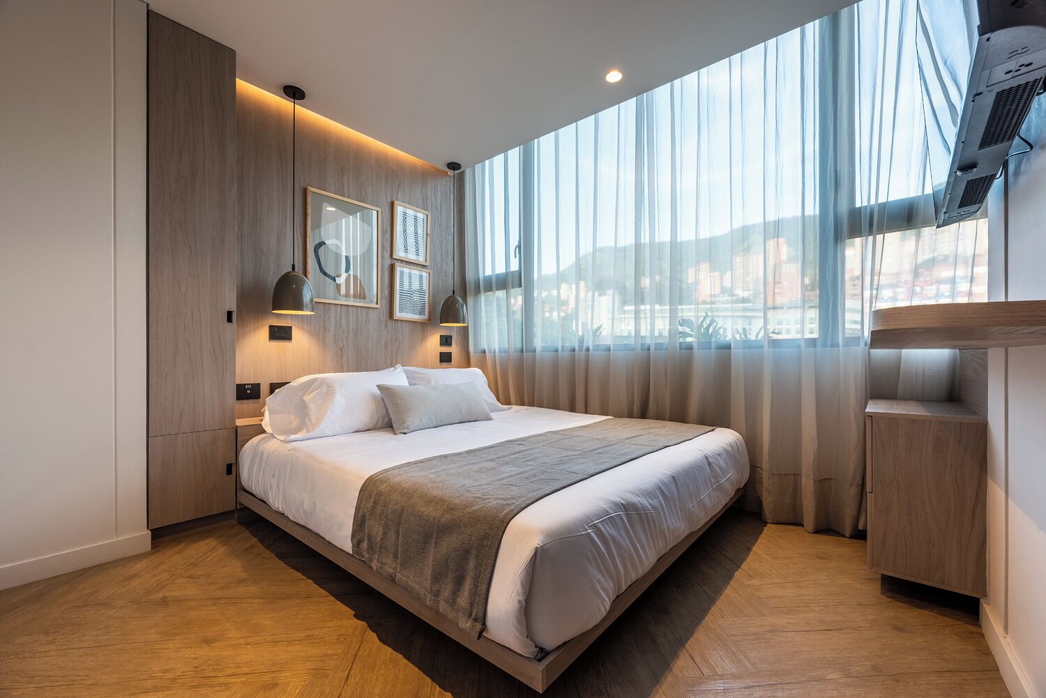 Luksushuoneisto | Ylelliset vuodevaatteet, minibaari, tallelokero huoneessa