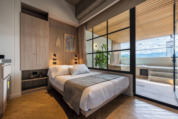 Sengetøy av topp kvalitet, minibar og safe på rommet