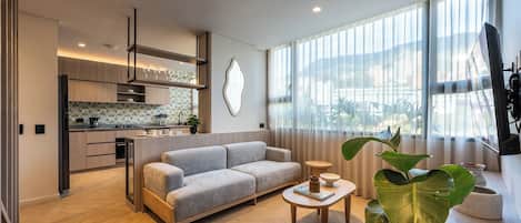 Appartamento Luxury | Area soggiorno | TV a schermo piatto 50 pollici con canali via cavo