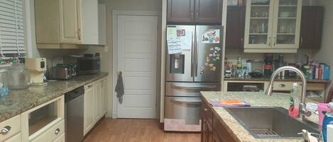 Réfrigérateur, four, plaque de cuisson