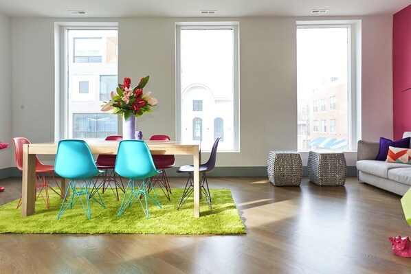 Dining - Aloha 2.0 - Yellow Bedroom (Chicago)