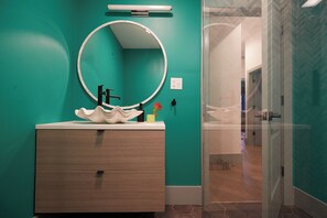 Douche, baignoire Ă jets, sĂšche-cheveux, serviettes fournies