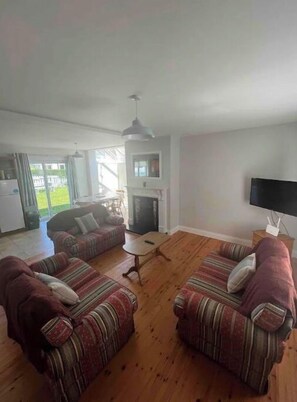 Living area - Surfers Cove 3 bedroom house close to beaches/town (Bundoran)