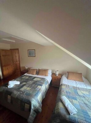 3 bedrooms, WiFi, bed sheets - Surfers Cove 3 bedroom house close to beaches/town (Bundoran)