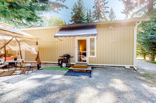 Cedars Hideaway B | Dog-friendly apartment in Stanwood with a fire table