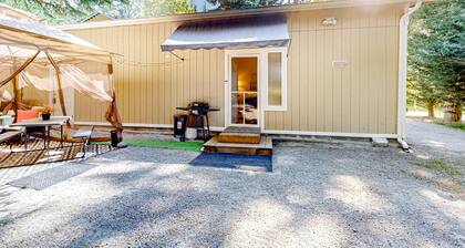 Cedars Hideaway B | Dog-friendly apartment in Stanwood with a fire table
