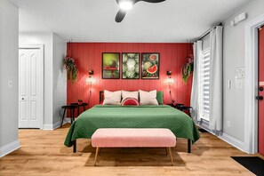 4 makuuhuonetta, työpöytä, silitysrauta/-lauta, vauvan matkasänky