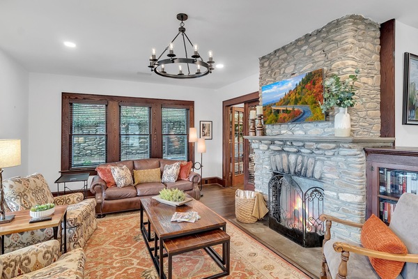 Smart-TV, Kamin, Bücher, Computerbildschirme