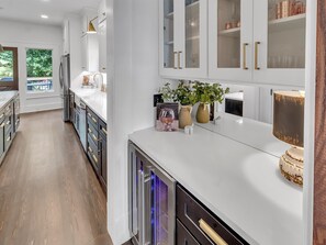 Kylskåp, mikrovågsugn, ugn och spishäll