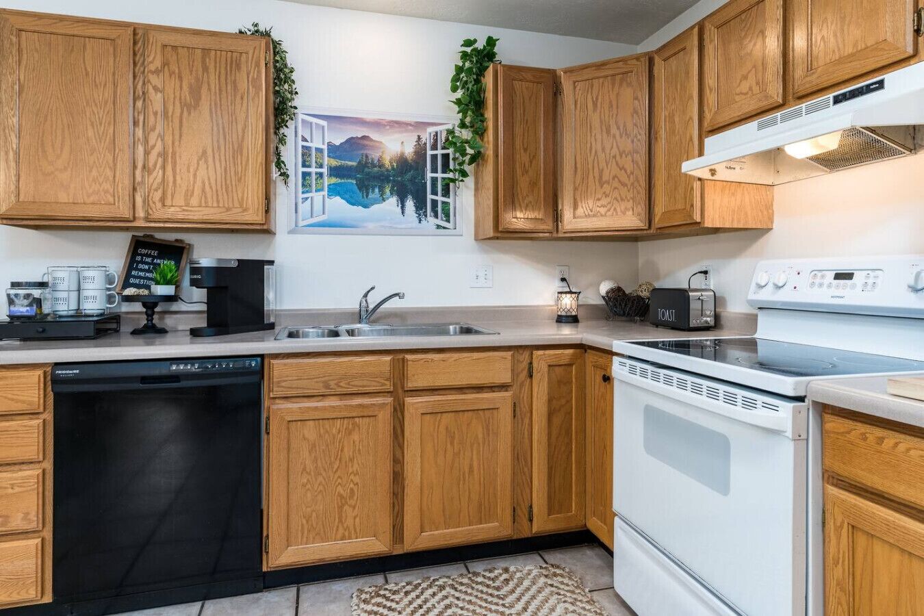 Kjøleskap, mikrobølgeovn, ovn og kokeplater