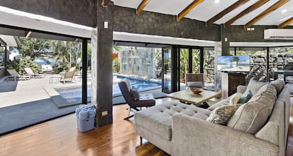 Playa Potrero - beachfront Villa, big private pool: Bella Catalina