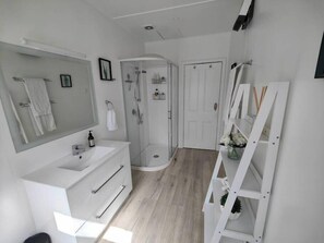 Shower, hair dryer, towels, shampoo - Beautiful Villa in Woolston - 5 minutes from new One NZ stadium! (Christchurch)