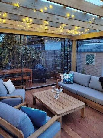 Smart TV. Beautiful Villa w/Parking | 5 mins to One NZ Stadium