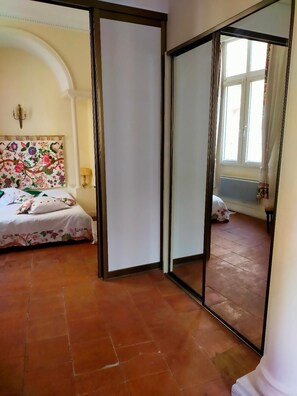 1 chambre, fer et planche à repasser, Wi-Fi gratuit, draps fournis