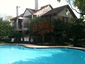 A swimming pool with a house in the background. - A Private Retreat Made for Extended Houston Stays (Houston)
