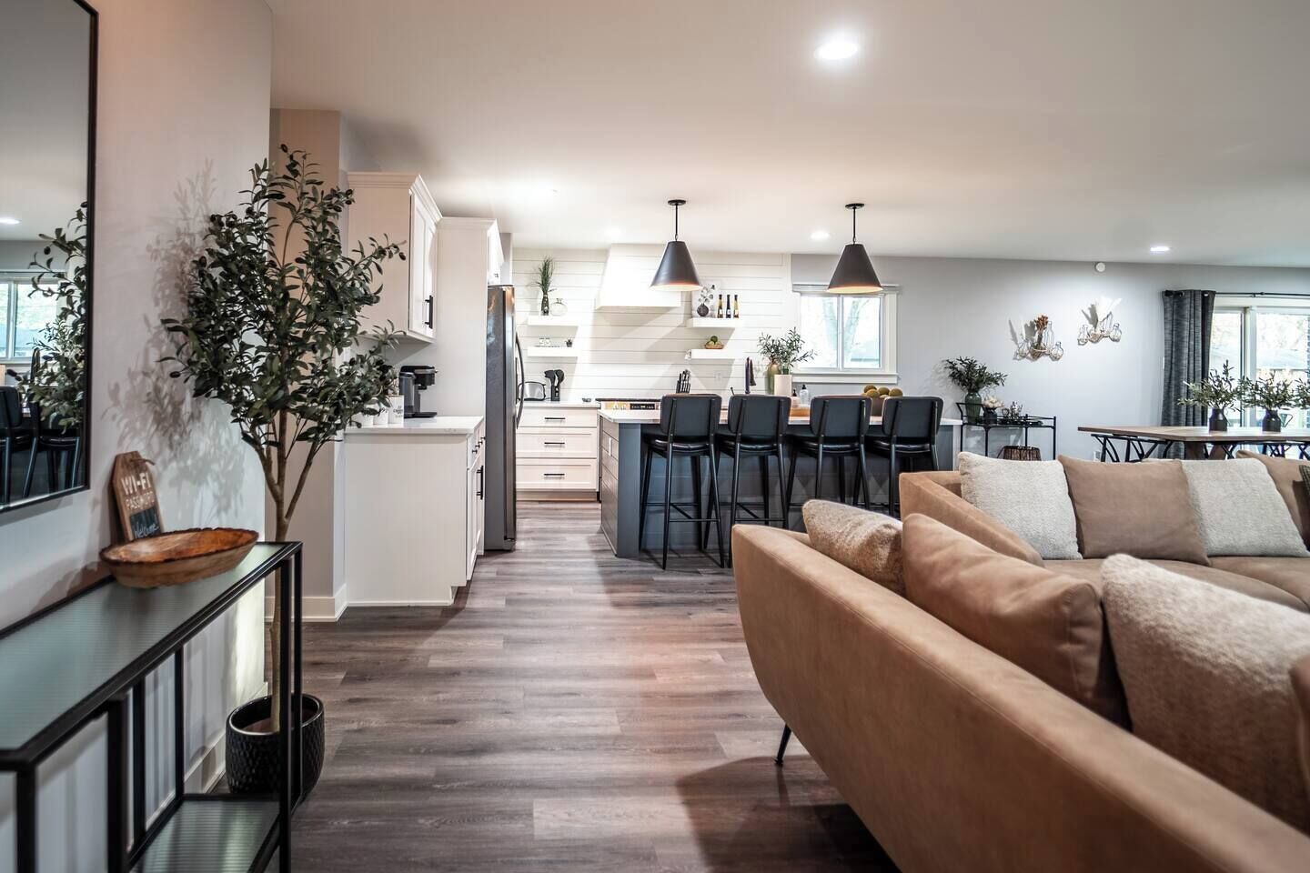 TV connectée, cheminée, table de tennis de table