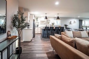 Smart-TV, Kamin, Tischtennisplatte