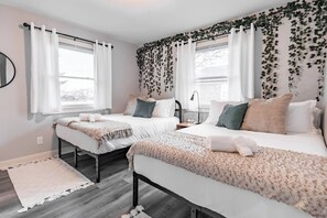 3 slaapkamers, een bureau, een strijkplank/strijkijzer, reisbedje