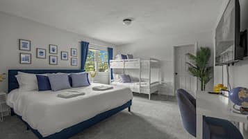 4 sovrum, skrivbord, strykjärn/strykbräda och resesäng