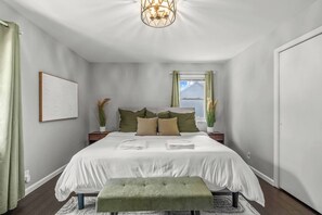 4 Schlafzimmer, Schreibtisch, Bügeleisen/Bügelbrett, Reisekinderbett