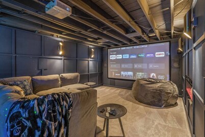 Zestlife-HeatedPool-LuxeEscp-ThemedRooms-GameRoom