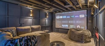 Zestlife-HeatedPool-LuxeEscp-ThemedRooms-GameRoom