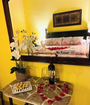 Romantic Single Room | Blackout curtains, iron/ironing board, free WiFi, bed sheets - Hotel Quinta Sta Cecilia (Cuatro Ciénegas)