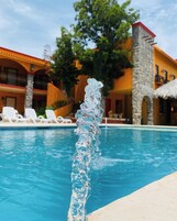 Una piscina al aire libre