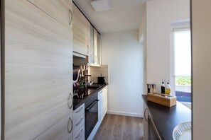 Fridge, microwave, oven, stovetop - CARICASA: Stylish Apartment close to Nuremberg (Schwarzenbruck)