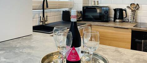 Kylskåp, mikrovågsugn, ugn och spishäll