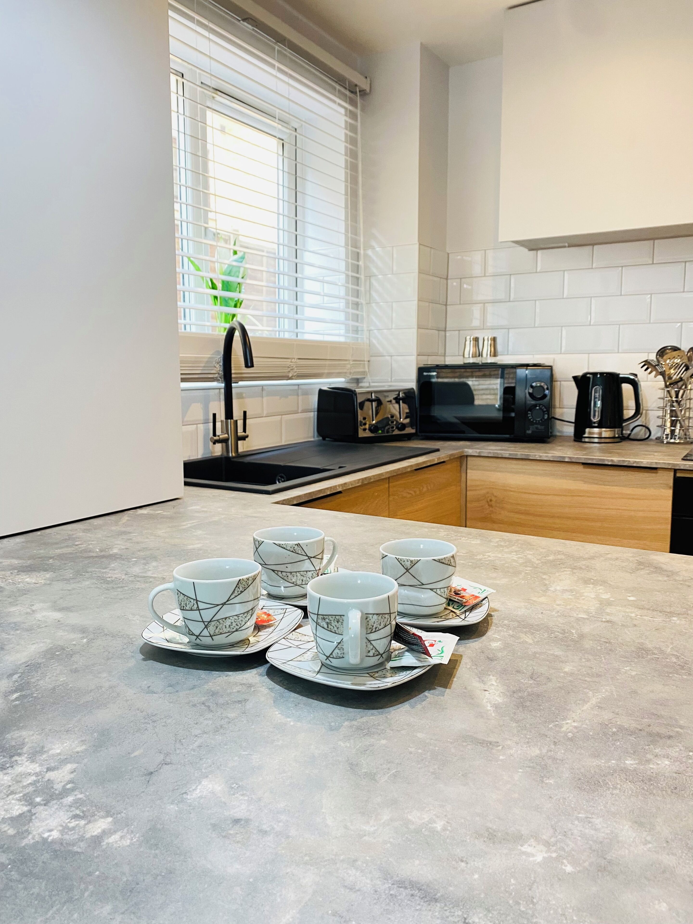 Een koelkast, een magnetron, een oven, een kookplaat