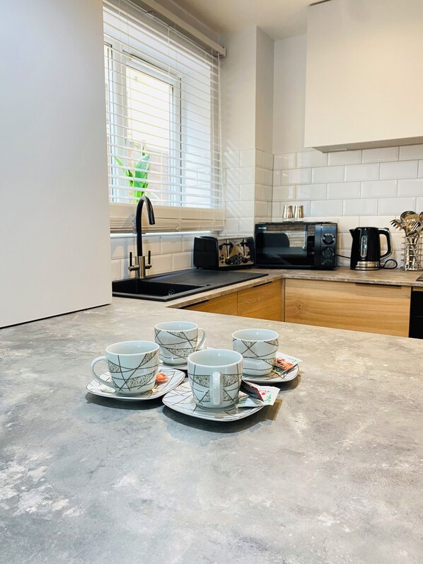 Fridge, microwave, oven, stovetop - Two bedroom ground floor apartment with parking in Bournemouth town centre (Bournemouth)