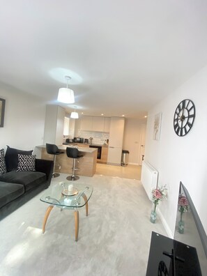 Smart TV, books - Two bedroom ground floor apartment with parking in Bournemouth town centre (Bournemouth)