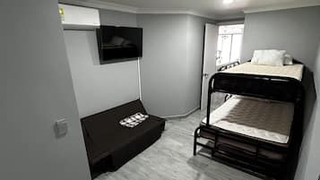 3 slaapkamers, een strijkplank/strijkijzer, gratis wifi, beddengoed