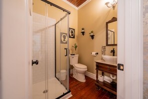 Shower, hair dryer, towels - TheOutPostInn Bed&Breakfast - The Blue Victorian (Marthasville)