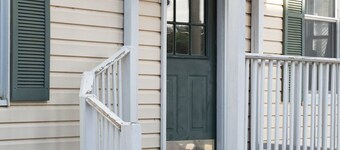 TheOutPostInn Bed&Breakfast - The Purple Victorian