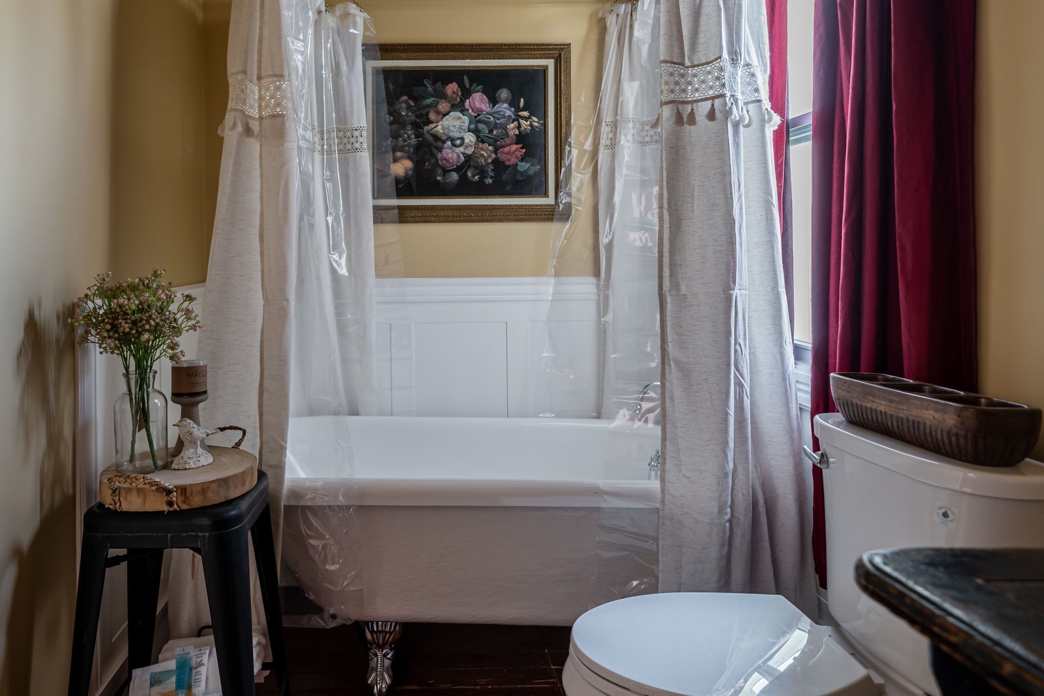 Combined shower/bathtub, hair dryer, towels