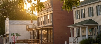TheOutPostInn Bed&Breakfast - The Purple Victorian