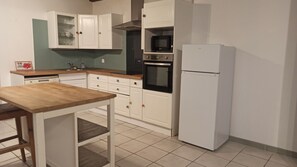 ثلاجة، ميكروويف، فرن، موقد طهي مسطح