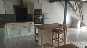 ثلاجة، ميكروويف، فرن، موقد طهي مسطح