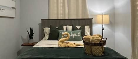 3 عدّة غرف نوم وواي فاي وملاءات أسرّة