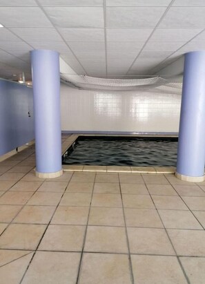 Piscina coperta, una piscina riscaldata